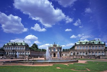 Zwingerhof mit Brunnen, Wolken ziehen vorbei