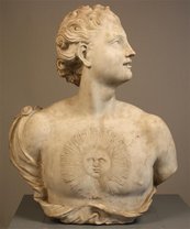 Apollo Büste einer Person mit Sonnenfigur auf der Brust