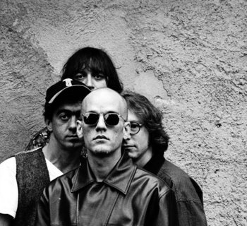schwarzweiß-Fotografie der Band R.E.M.