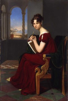 Eine junge Dame sitzt auf einem Stuhl vor einem Fenster. In der Hand hält sie ein Zeichengerät.