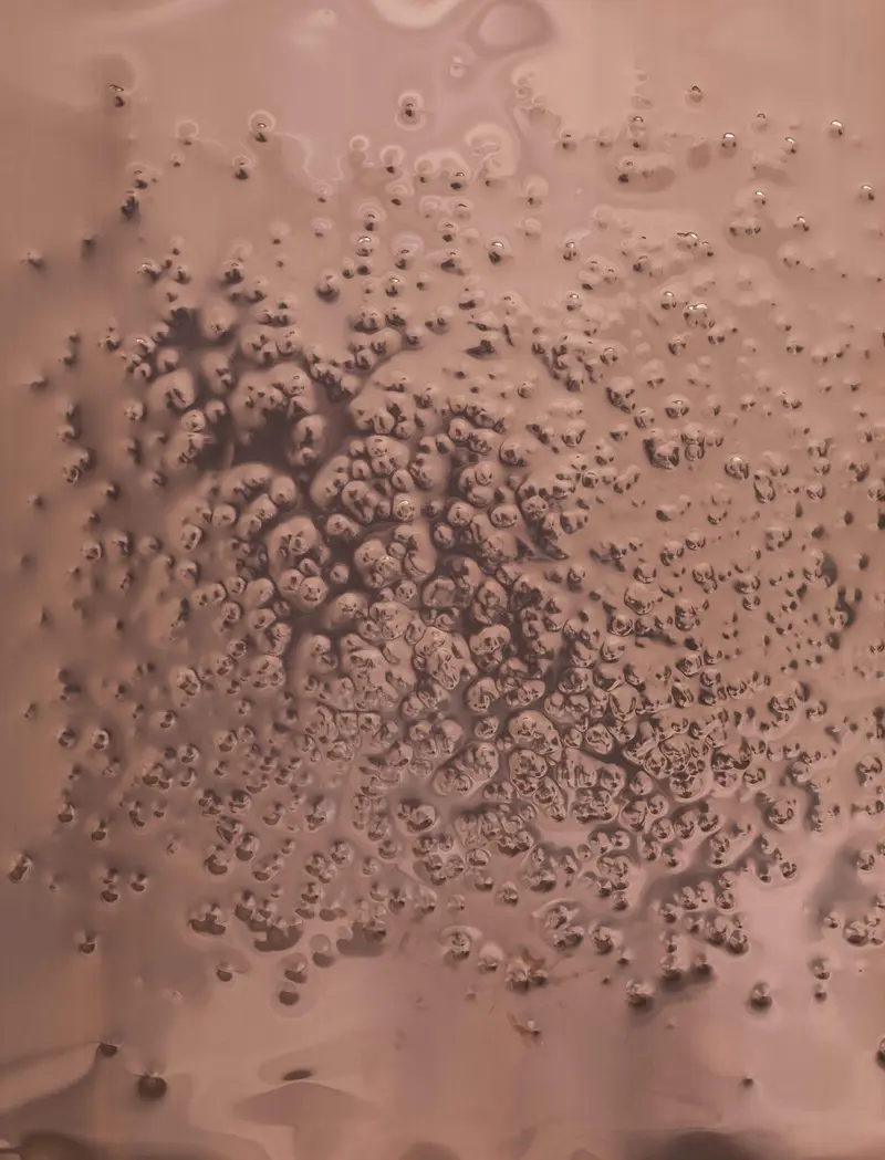 Ansicht einer Kupferplatte, die durch eine Tänzerin mit Schuhen mit Stiletto-Absätzen eingedellt worden ist