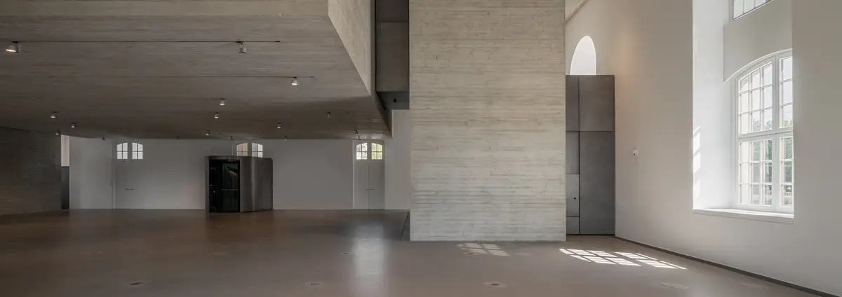 Ein grauer Raum mit Wänden und einer Decke aus Beton.
