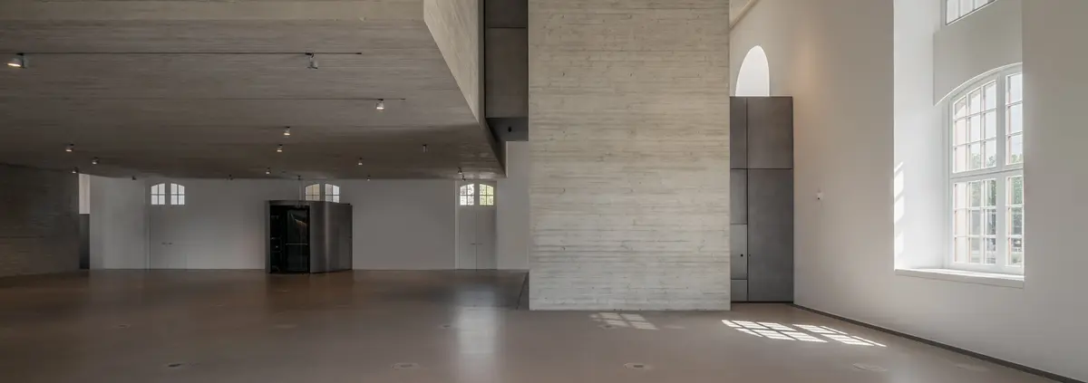 Ein grauer Raum mit Wänden und einer Decke aus Beton.