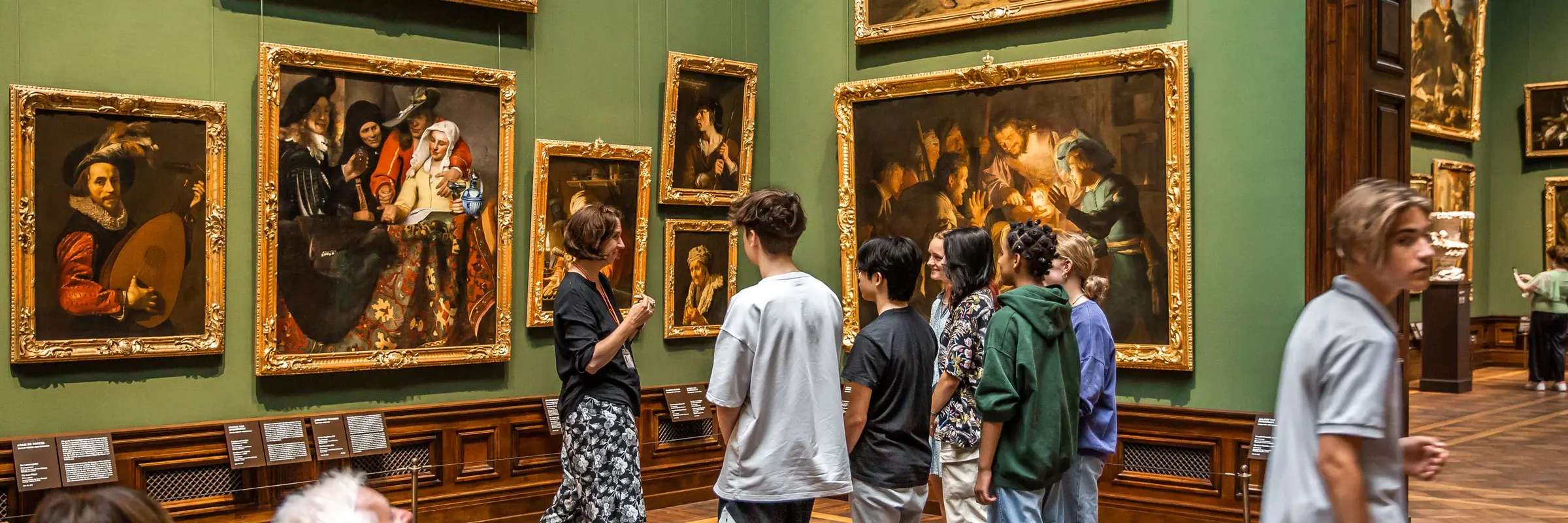 Besucher betrachten die Ausstellung