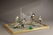 "Beachvolleyballmannschaft", 2008 kleines Volleyballfeld mit Figuren aus Garn
