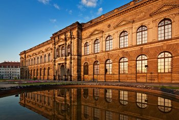 Der Semperbau spiegelt sich in einem Brunnen