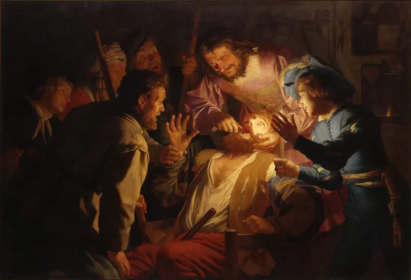 Ein Zahnarzt zieht einem Mann seinen Zahn heraus.