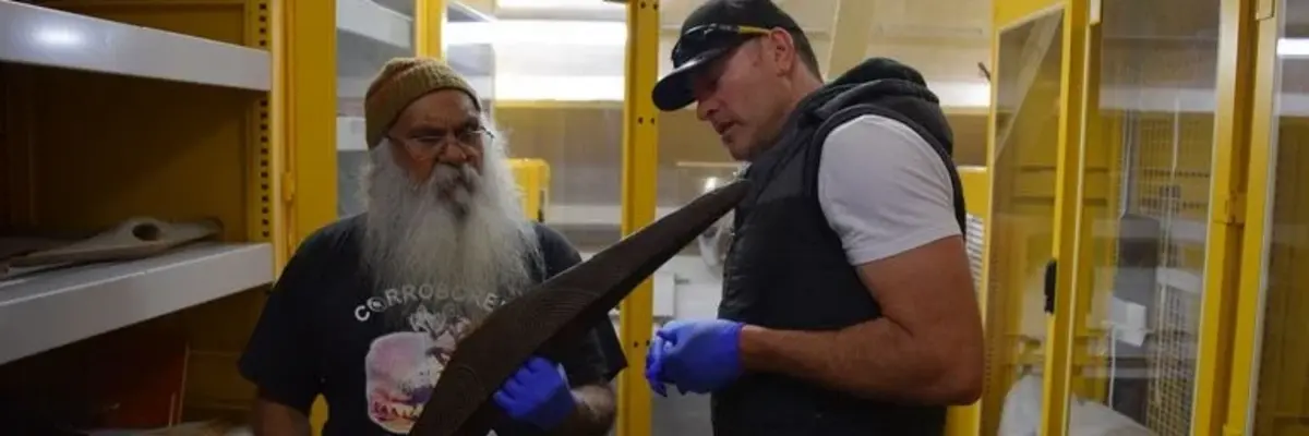 Major Sumner (Ngarrindjeri) und Malcom Siely (Gurnaikurnai) bei der Sichtung von für die Gunaikurnai und Ngarrindjeri kulturerblich relevanter Objekte im Australien-Depot im GRASSI Museum für Völkerkunde zu Leipzig. Major Sumner (Ngarrindjeri) und Malcom Siely (Gurnaikurnai) bei der Sichtung von für die Gunaikurnai und Ngarrindjeri kulturerblich relevanter Objekte im Australien-Depot im GRASSI Museum für Völkerkunde zu Leipzig.