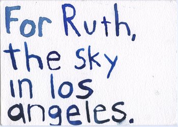 Weiße Postkarte mit blauer Schrift und den Worten For Ruth, the sky in los angeles