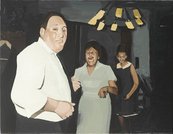 Fülliger Mann und zwei ausgelassene Frauen