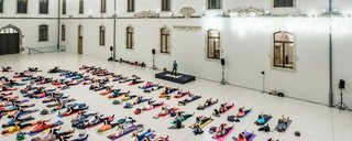 Viele Yoga-Praktizierende im Lichthof des Albertinum