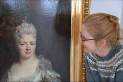 Frau betrachtet Gemälde einer Frau