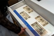 Ausstellungsansicht "Krypto, was?" Schublade mit Geldscheinen