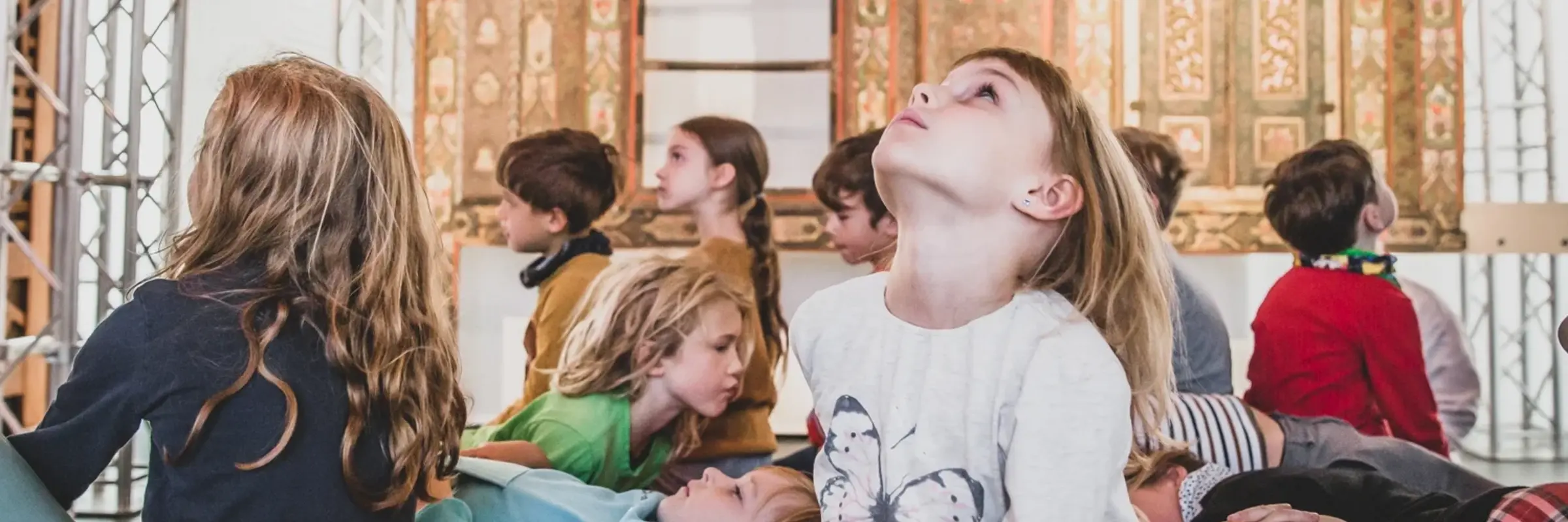 Eine Kindergruppe im Damaskuszimmer