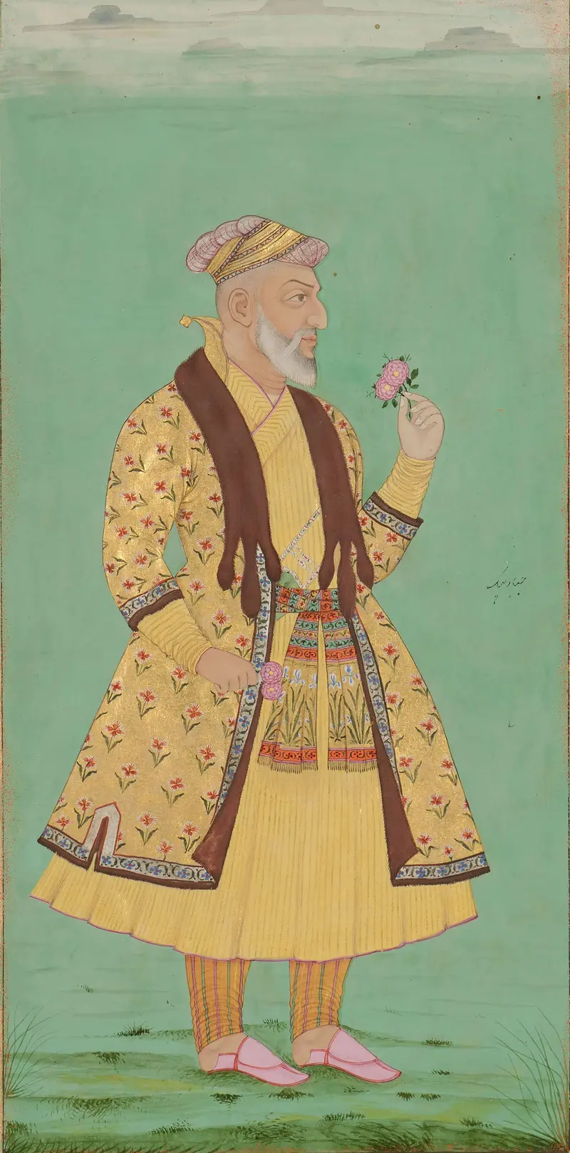 Bild eines Mannes in einem gelben Gewand, der vor einem hellgrünen Hintergrund steht und eine Blume in der Hand hält