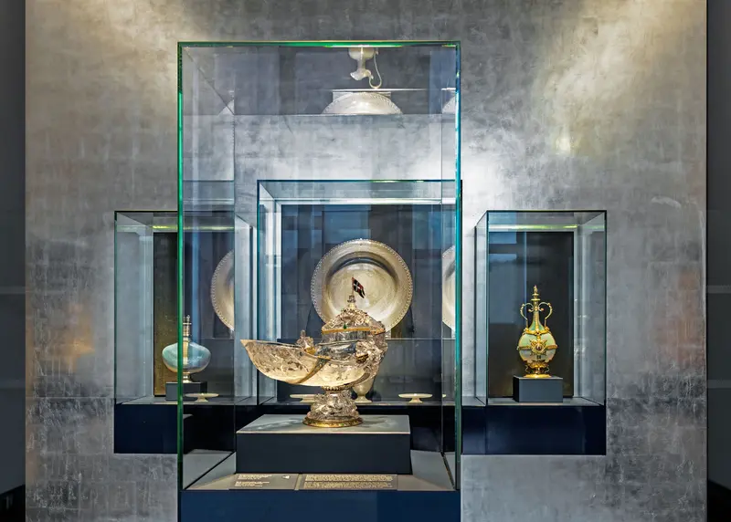 mehrere Vitrine mit verschiedenen goldenen Ausstellungsstücken