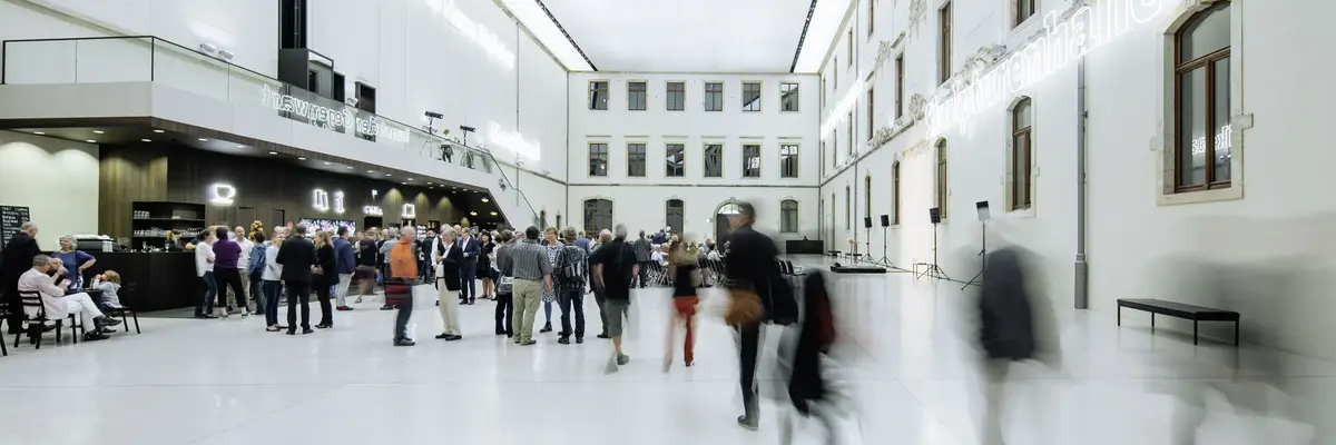 Innenraum mit Menschen