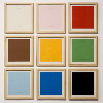 Neun Rahmen mit Flächen in Rosa, Rot, Braun, Gelb, Blau, Grün, Weiß und Schwarz