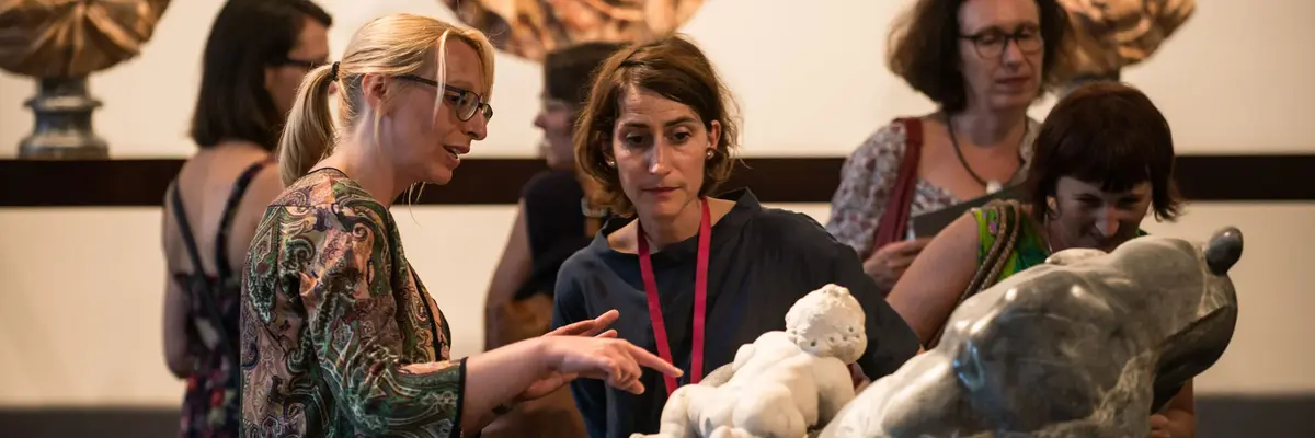 Besucher betrachten eine Skulptur