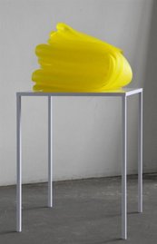 zusammengefalteter Kunststoff auf einem Tisch
