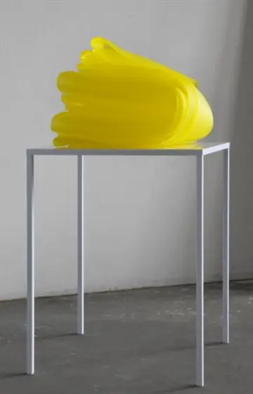 zusammengefalteter Kunststoff auf einem Tisch
