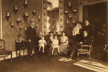 Foto, Gruppenbild der Familie mit der Porzellansammlung