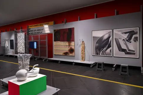 Ausstellungsraum mit Gemälden an der Wand