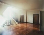 Jana Müller, Wiebke Elzel, Rauch I Leerer Raum mit Treppe und mehreren Türen