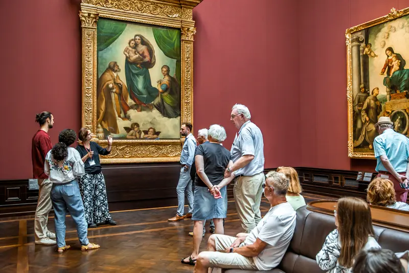 Besucher vor einem Gemälde