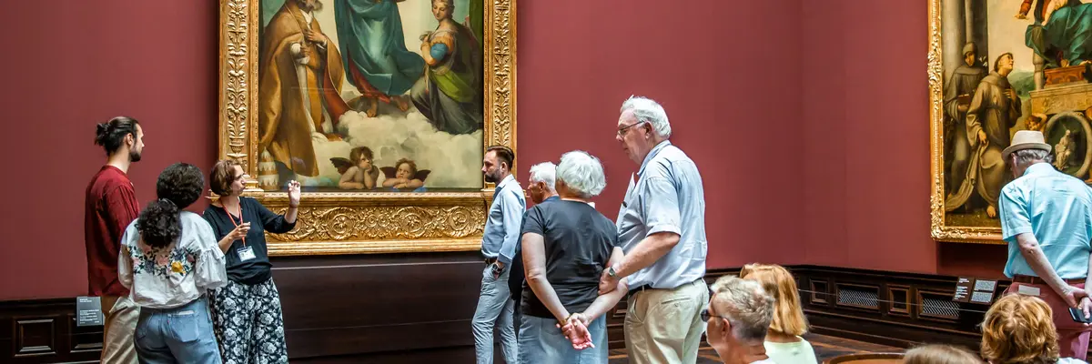 Besucher vor einem Gemälde