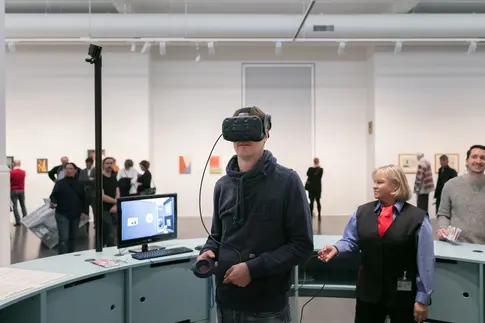 Ein Besucher in VR-Brillen 