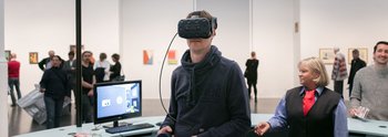 Ein Besucher in VR-Brillen 