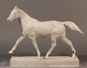 Skulptur eines laufenden Pferdes