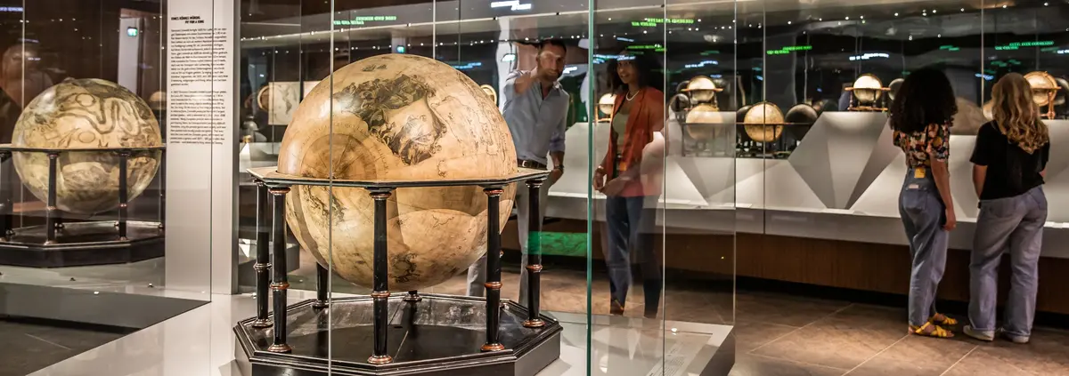 verschiedene Globen in einem Saal