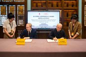 Unterzeichnung eines Kooperationsvertrages zwischen Bernd Ebert, Generaldirektor Staatliche Kunstsammlungen Dresden, und Wang Xudong, Direktor Palace Museum, Beijing