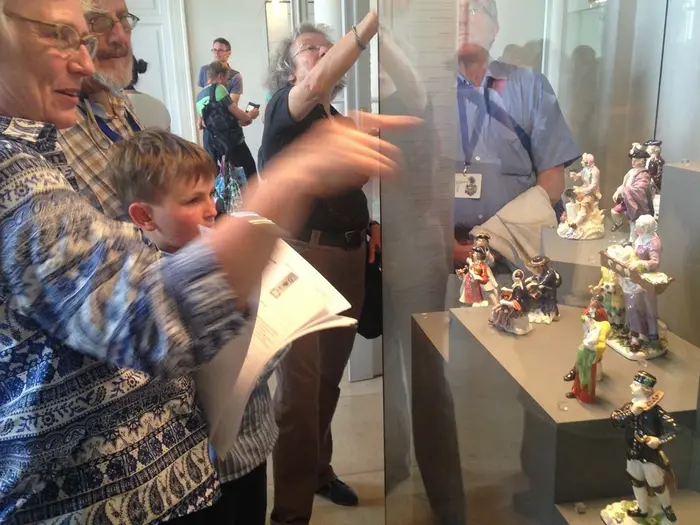 Menschen vor einer Vitrine in der Porzellansammlung