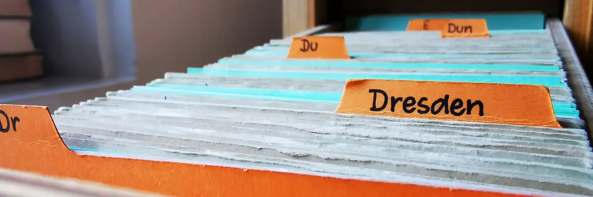 Karteikasten mit Karteikarten