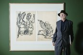 Georg Baselitz in der Ausstellung „Maniera Baselitz – Das Nonkonforme als Quelle der Phantasie“ im Kupferstich-Kabinett 2018 Mann mit Hut der vor einer großen Zeichnung steht