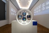 Ausstellungsansicht "Krypto, was?" Raumansicht mit digitalen Wandtexten
