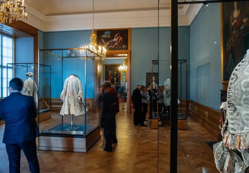 Ausstellungsraum mit Vitrinen und Besuchern