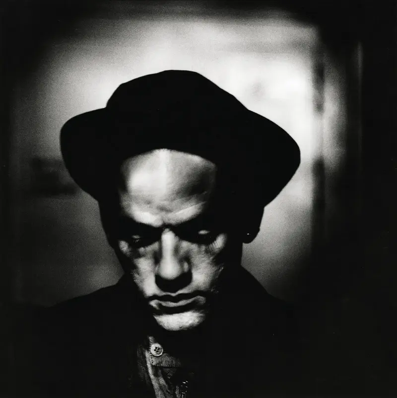 schwarzweiß-Fotografie von Michael Stipe mit Hut