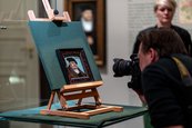Pressetermin zum Cranach-Gemälde, das nach über 80 Jahren als Kriegsverlust an die SKD zurückgekehrt ist Fotograf mit Kamera vor einem kleinen Porträt auf einer Staffelei