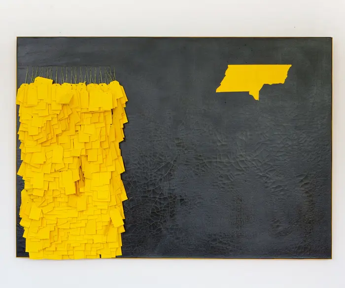 gelbe Zettel auf schwarzem Hintergrund