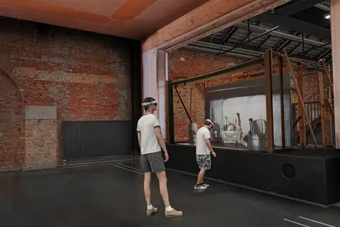 Menschen mit VR Brillen vor einer Bühne