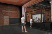 Bühne ohne Grenzen Menschen mit VR Brillen vor einer Bühne