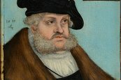 Lucas Cranach der Ältere (1472–1553) und Werkstatt, Kurfürst Friedrich der Weise, 1533 Portrait eines Mannes mit Mütze und Mantel vor hellblauem Hintergrund