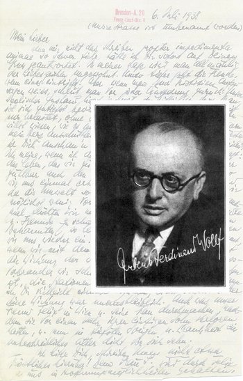 Fotografie von Julius Ferdinand Wollf, im Hintergrund Brief Wollfs an Herbert Eulenberg 