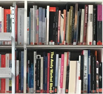 Bücher im Bücherregal