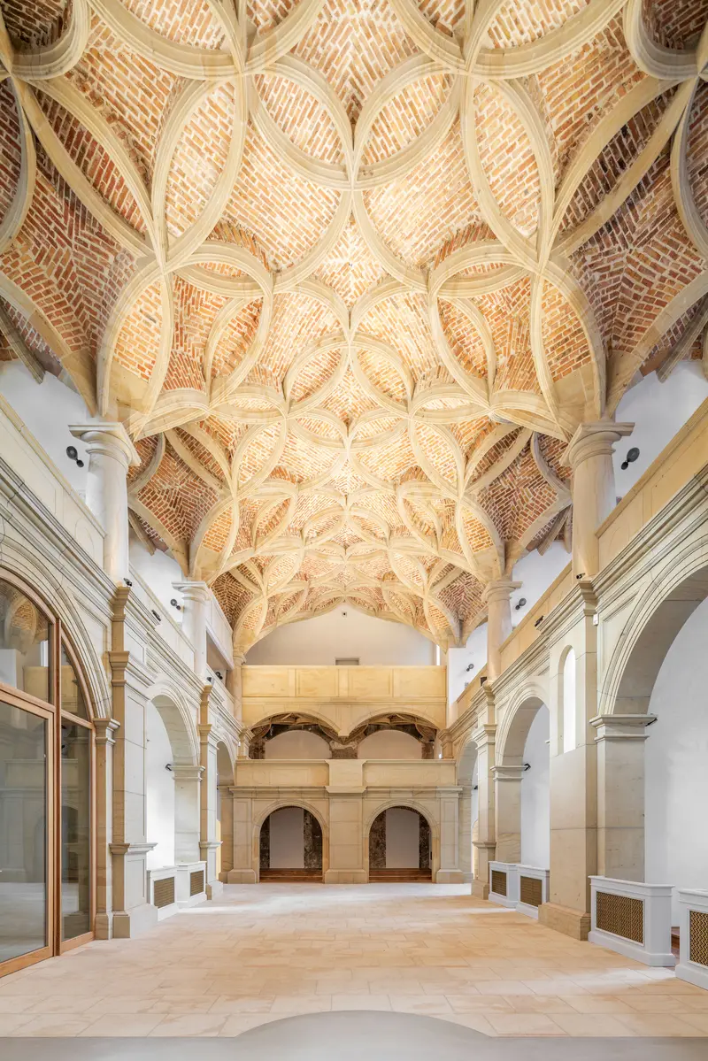 leerer Raum mit einem prächtigen Gewölbe