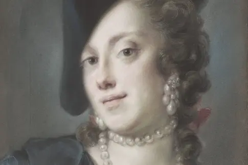 Porträt einer Frau mit schwarzem Dreispitz und Perlenschmuck